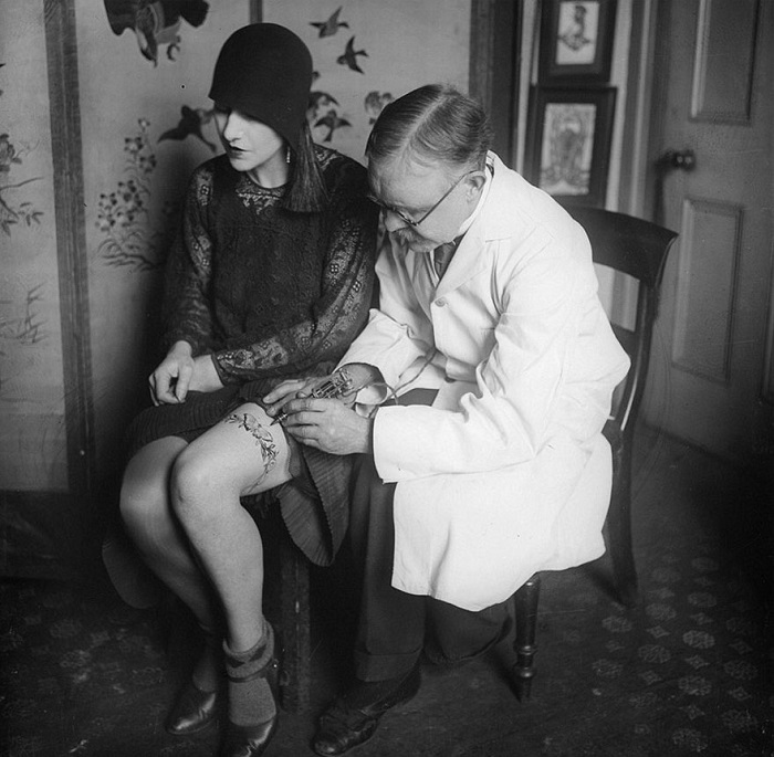 Британский татуировщик в 1930 году.
