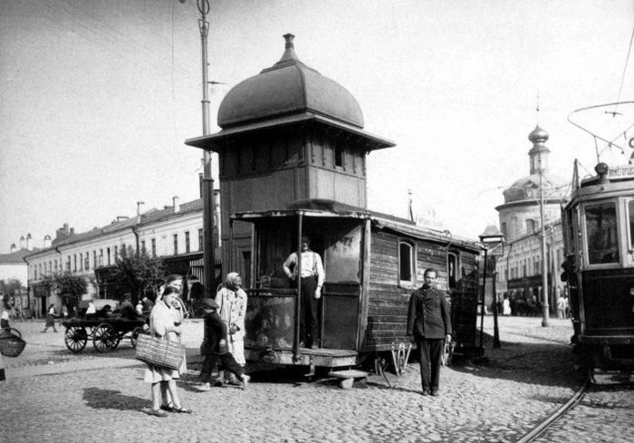 Трамвайный диспетчерский пункт на Таганской площади. На заднем плане - Воскресенская церковь в Таганке (снесена).