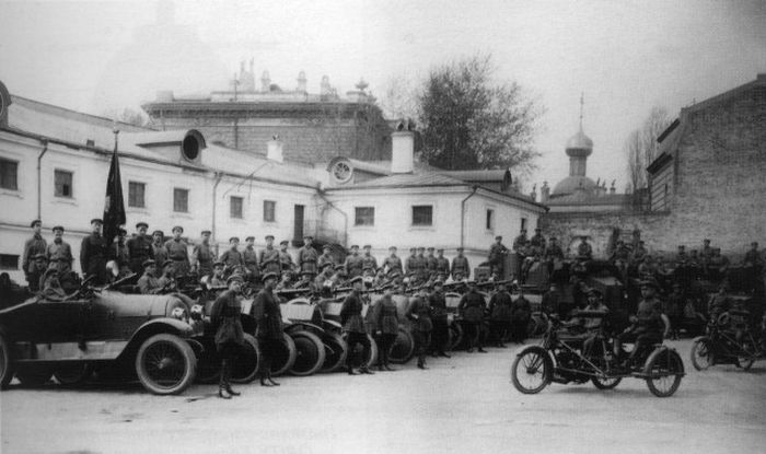 Автоброневой дивизион, 1 мая 1925 года. Особняк Алексеевых снесён, сохранился только "театральный флигель