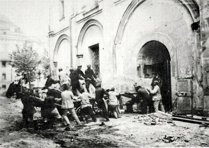 Перенесение останков великих княгинь и цариц перед разрушением Вознесенского монастыря.