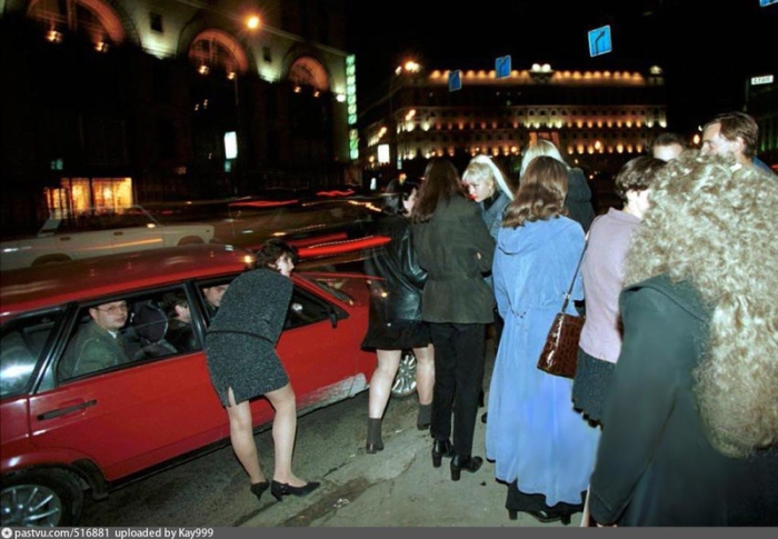 Нелегкая работа девушек на ночных московских улицах. Москва 1995 год.
