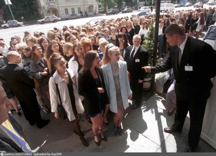 Девушки стоят на кастинг в «Дом моды». Москва 1998 год.
