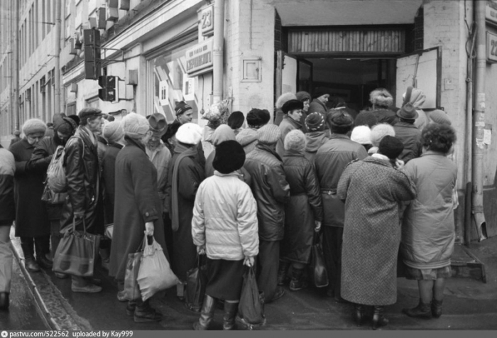 Люди стоят в часовой очереди за дефицитным товаром. Москва 1900 год.