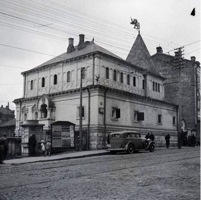 В старину так называлась часть центра Москвы, расположенная «за рядами» торговых лавок, примыкающих к Кремлю, 1934 год.