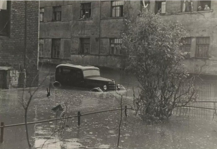 Наводнение в Курсовом переулке после грозовых ливней в мае 1949 года.