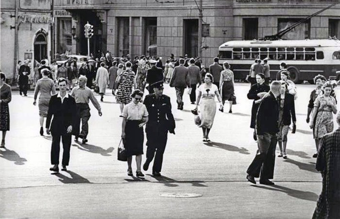 Одно из самых оживленных и популярных мест в Москве, 1956 год.