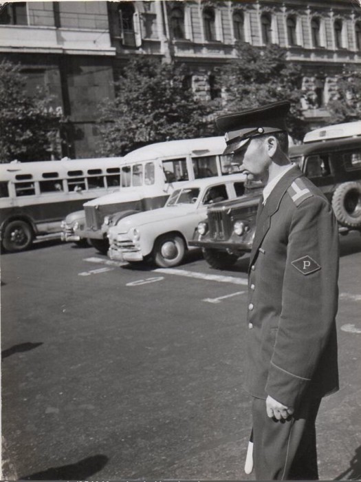 Постовой милиционер на улице Москвы, 1957 год.