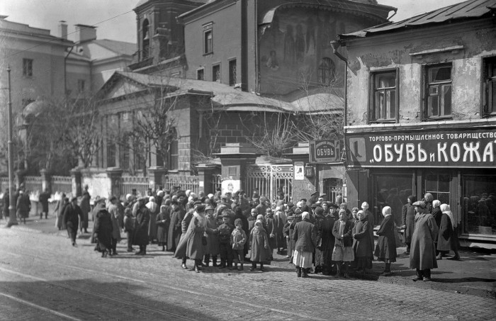 Жители Москвы у церкви св. Георгия на Моховой улице, 1922 год.