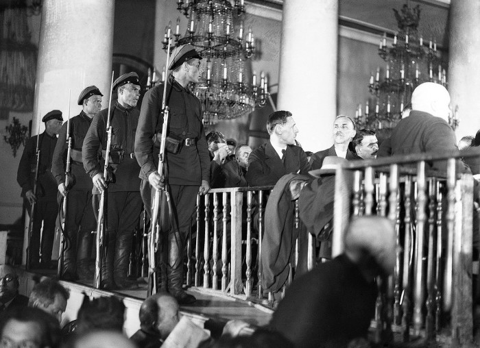 Обвиняемые во время процесса в Верховном суде СССР в Колонном зале Дома союзов по «делу Промпартии», 1930 год.