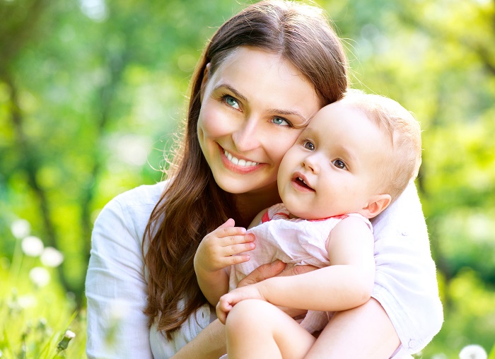 Счастьем и безграничной любовью наполнен облик мамы, которая держит своего ребенка на руках. | Фото: mamipapi.ru.