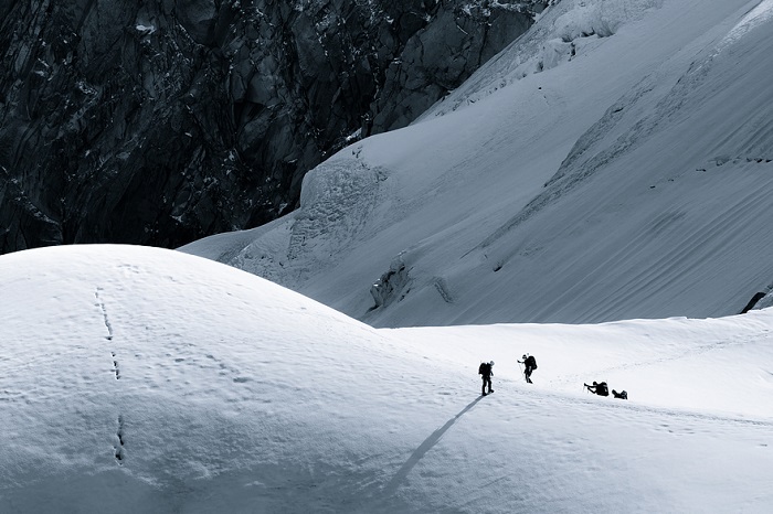 Туристы, пытающиеся взойти на вершину горы.