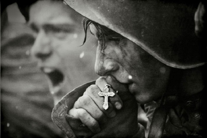 Советский солдат перед битвой на Курской дуге.