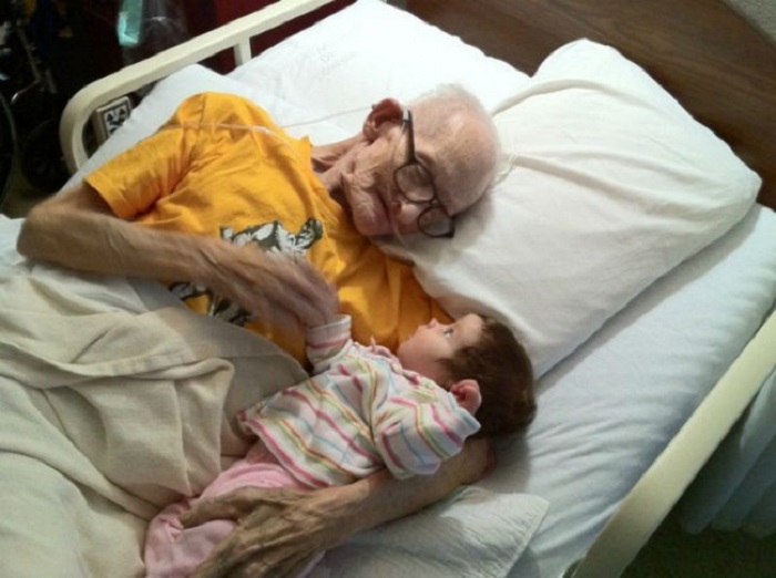 Дед прощается с правнуком.