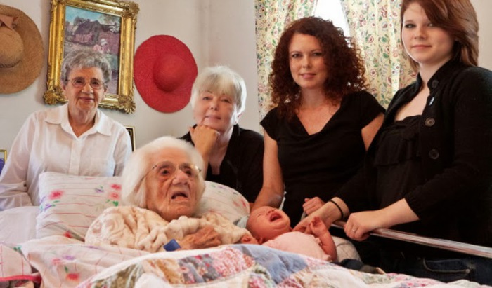 6 поколений на одной фотографии: девочки в возрасте от 111 лет до 7 месяцев.