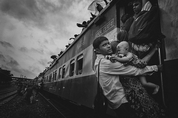 Мужчина с семьей отправляется в родную деревню из Дакки, Бангладеш. Автор фотографии: Танвир Хасан Рохан (Tanveer Hassan Rohan).
