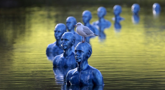 Инсталляция призвана привлечь внимание в проблеме глобального потепления. Скульптор Pedro Marzorati, погрузивший свои скульптуры в пруд в городском парке Парижа, Франция.