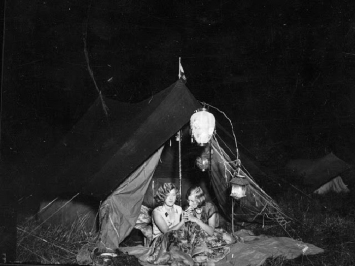 Две дамы присели перед сном в палатке под прекрасными звёздами.