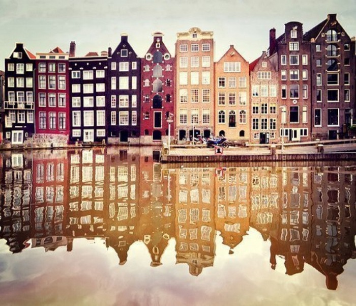 Современный Амстердам поражает своими старинными домиками, построенными на берегах бесконечных каналов.