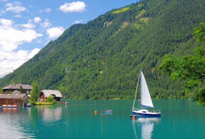 Ледниковое озеро находится высоко в австрийских Альпах и имеет невероятно популярное направление для всех видов отдыха.