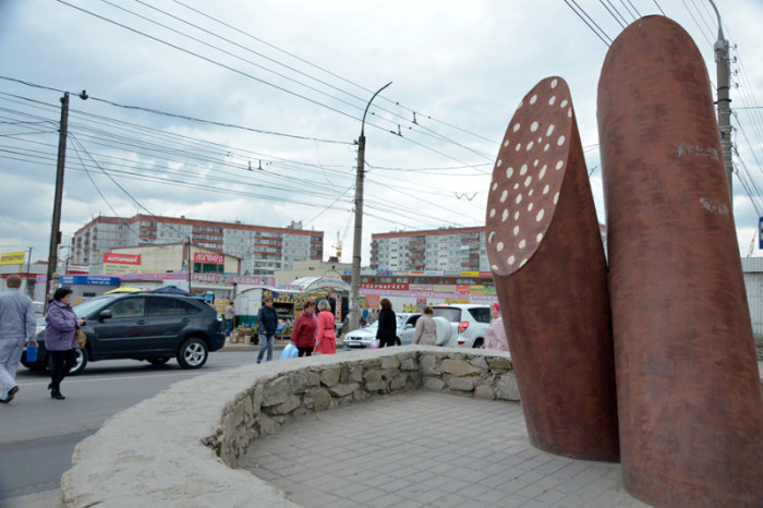 Скульптура из двух палок колбасы находится в Новосибирске у входа на Северо-Чемской рынок.