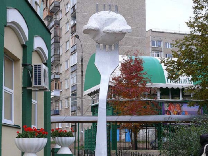 Памятник высотой в 3 метра установлен в городе Ижевск.