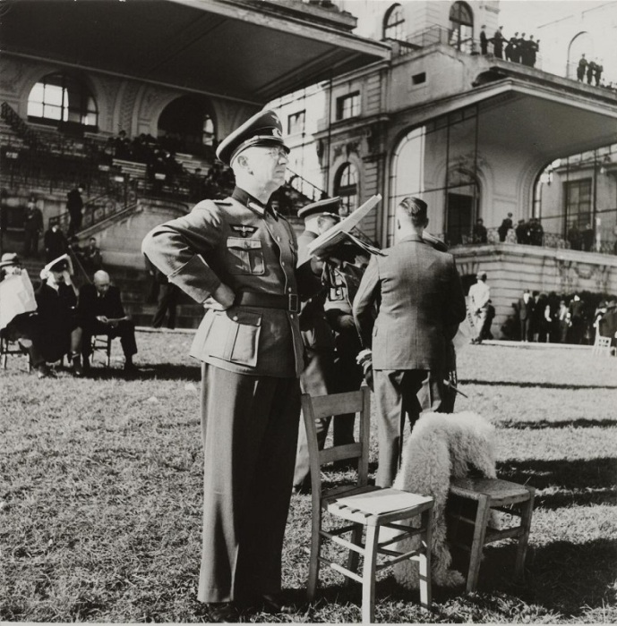 Немецкий солдат на лужайке ипподрома Лоншан.