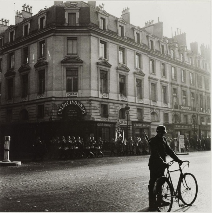 На парижской улице перед банком Лионский кредит.