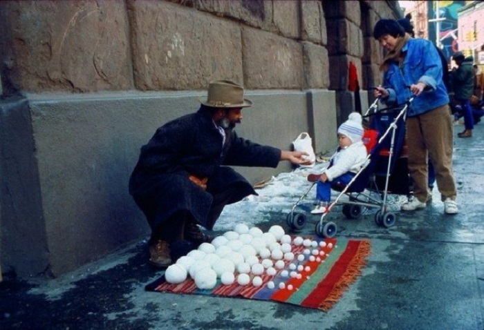 Продавец снежков, 1983 год.
