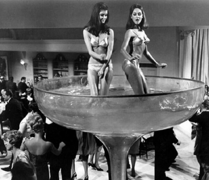 Вечеринка с шампанским, 1960-е годы.