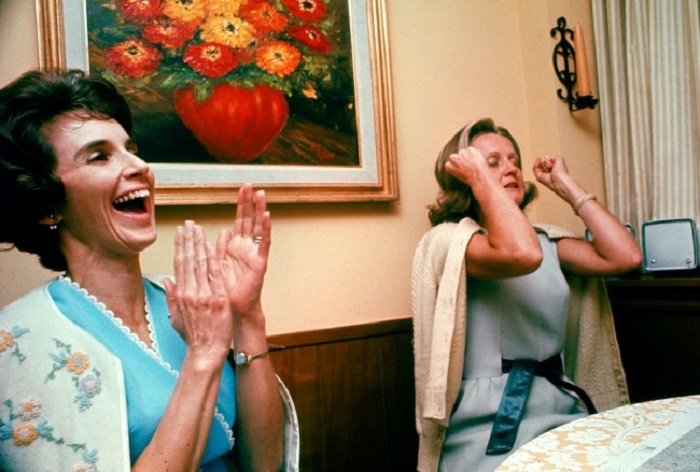 Радость и восторг жен, когда наконец-то услышали голоса своих мужей в полете, 1968 год.