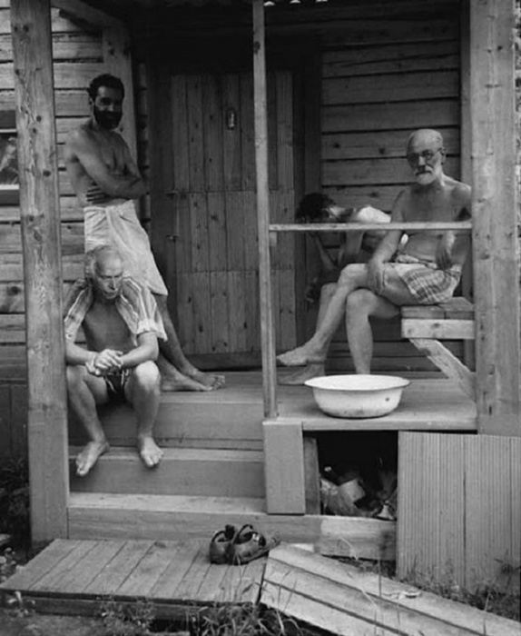 Зигмунд Фрейд и Карл Юнг отдыхают с друзьями после бани, 1907 год.