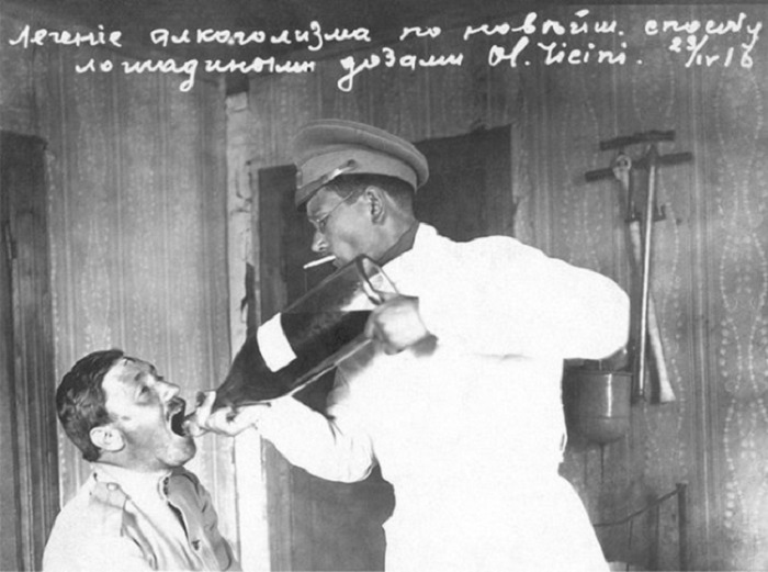 Лечение алкоголизма по новейшей методике лошадиными дозами касторового масла. Российская империя, 23 апреля 1916 года.