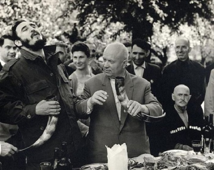 Первый секретарь ЦК КПСС и кубинский революционер пьют вино из рога, Грузия, 1963 год.