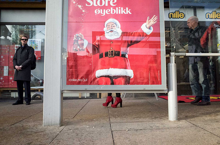 Санта Клаус решил примерить новые красные туфли.