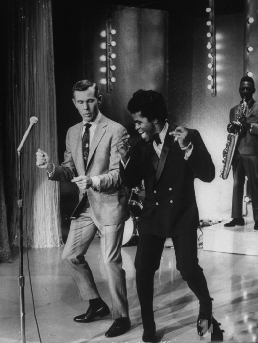 Джеймс Браун показывает Джонни Карсон, как нужно танцевать, 1967 год.
