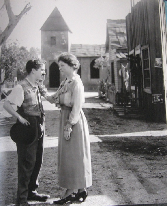 Знакомство Чарли Чаплина и писательницы Хелен Келлер.