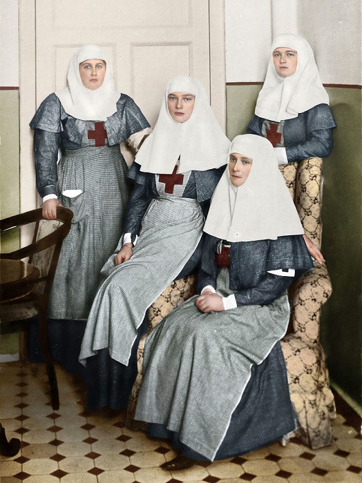 Несмотря на высокое положение, старшие царские дочери в годы войны работали в госпитале вместе со своей матерью-царицей сёстрами милосердия.