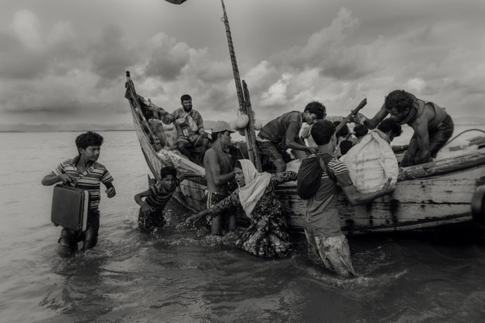 Представители национальных меньшинств Мьянмы рохинджи спасаясь от  военных репрессий. Автор фотографии: Машрук Ахмет.