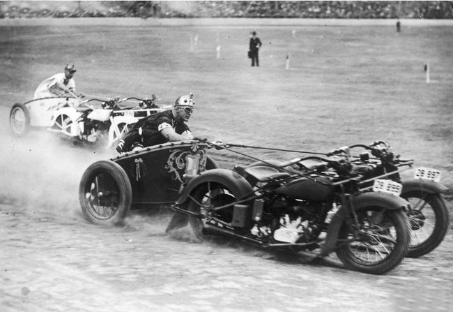 Колесницы, запряженные мотоциклами на стадионе во время празднования дня полиции. Новый Южный Уэльс. Австралия. 1936 год.