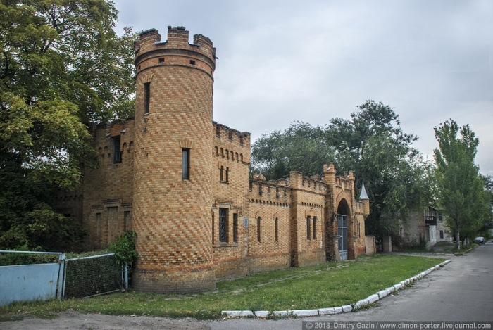 Сохранившиеся строения замка.
