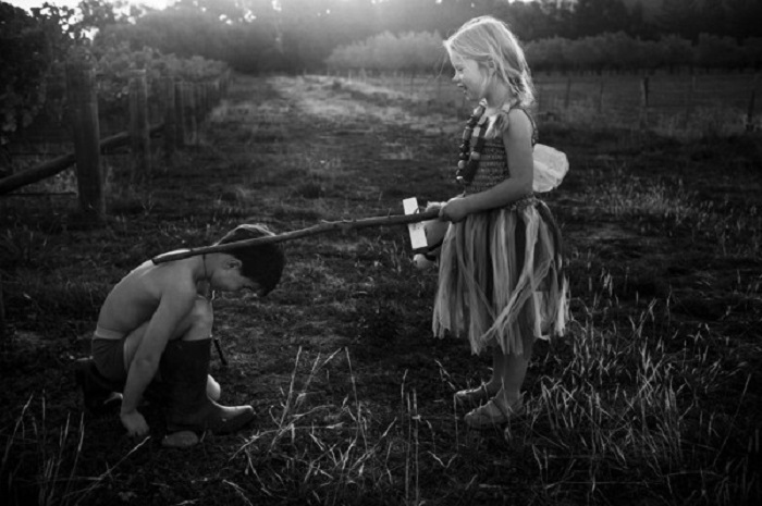 Фотограф из Новой Зеландии надеется, что фотографии ее семьи напомнят другим людям об их собственном детстве.