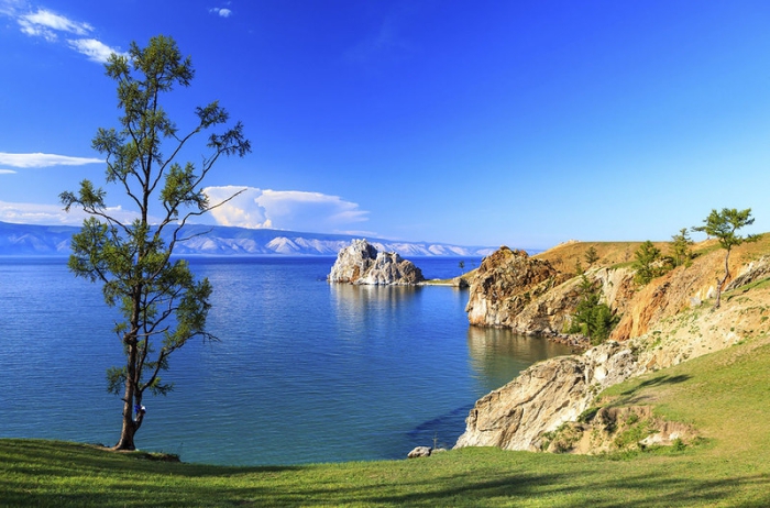 Озеро тектонического происхождения в южной части Восточной Сибири, самое глубокое озеро на планете, крупнейший природный резервуар пресной воды.