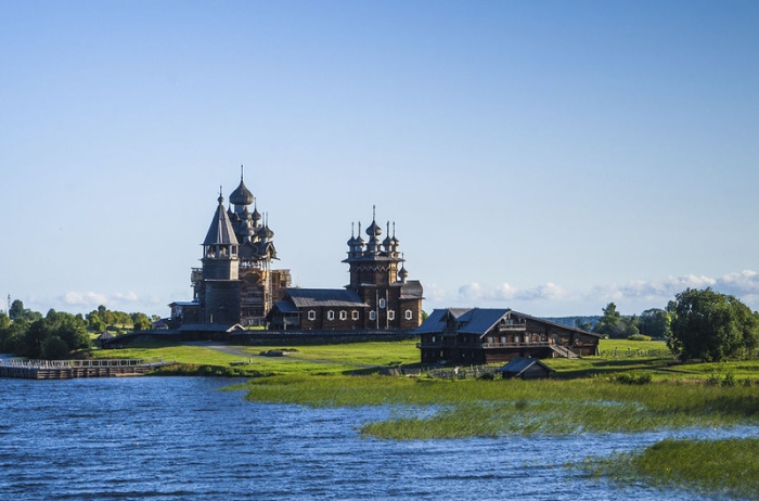 Остров на Онежском озере в Карелии, на котором расположен всемирно известный архитектурный ансамбль Кижского погоста.