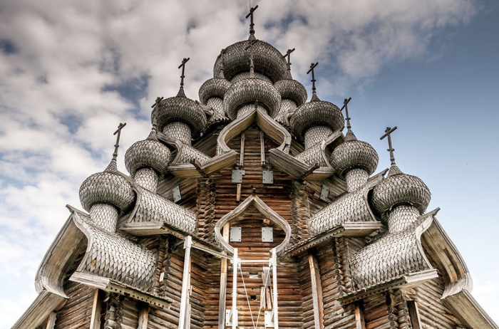 Православный храм, памятник архитектуры федерального значения, расположенный на территории музея-заповедника «Кижи».
