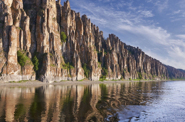 Комплекс вертикально вытянутых скал, растянувшийся на многие километры вдоль берега реки Лена в Якутии.