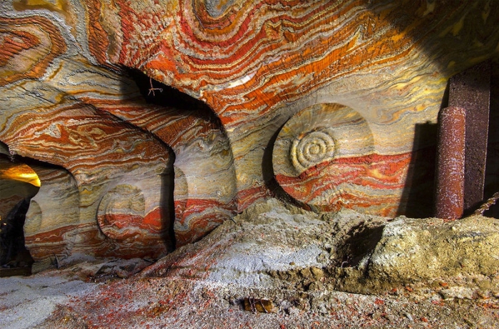 Удивительная и красочная соляная пещера расположена под Екатеринбургом.