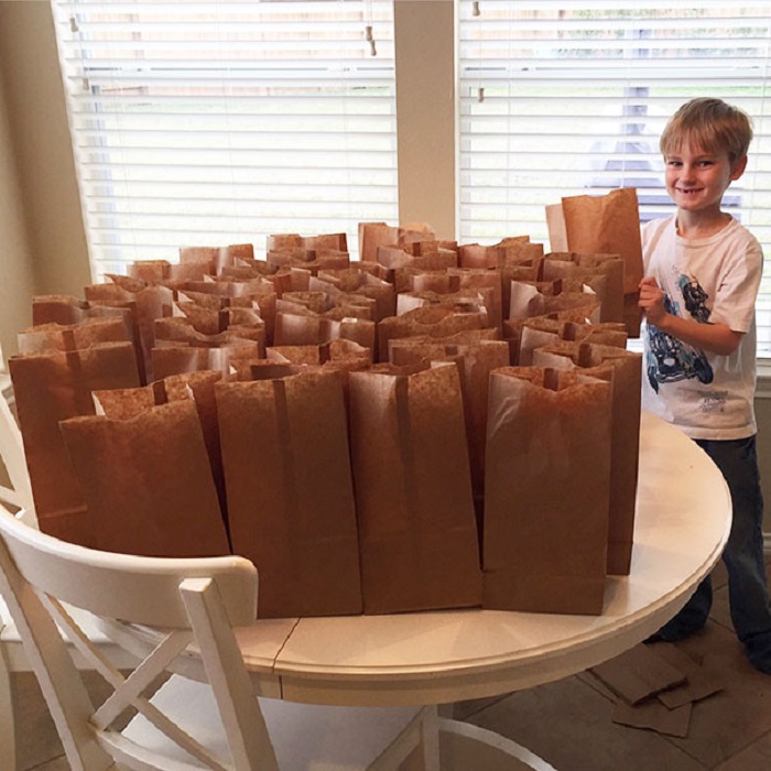 Мальчик накопил за год $120 и решил потратить их на обеды для бездомных людей.
