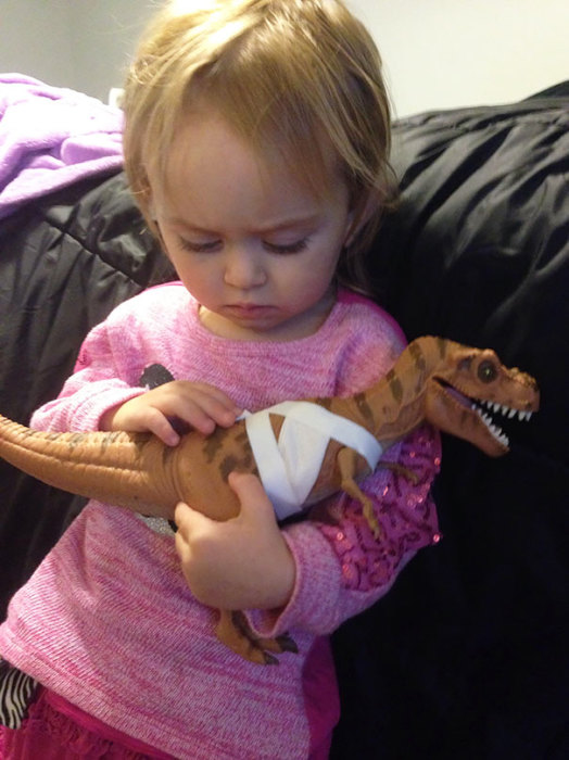 Малышка попросила перевязать раны динозавру и теперь выхаживает его.