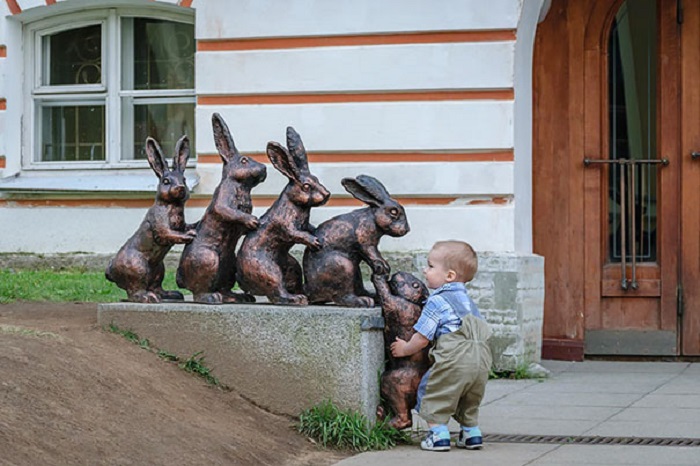 Самый маленький герой, который решил помочь зайчишке.