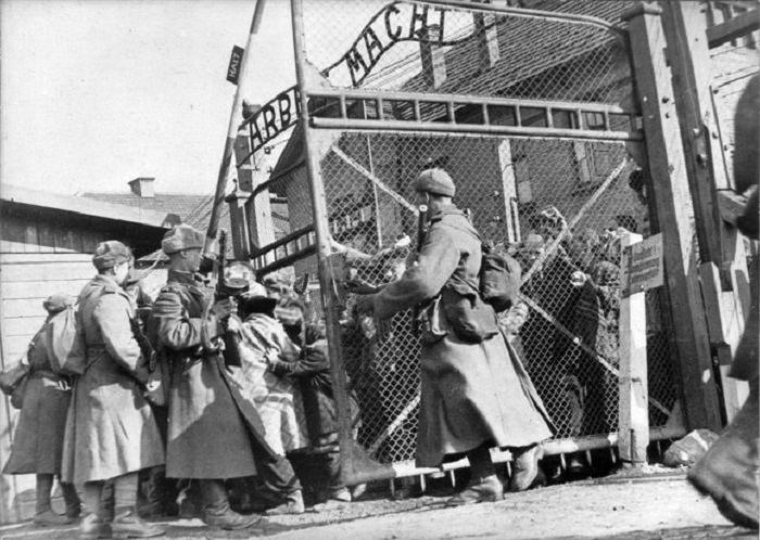 Советские солдаты открывают ворота лагеря Освенцим, 1945 год.